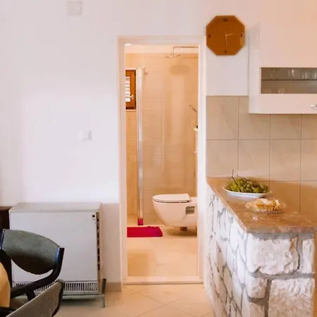 Fully Renovated One Bedroom With A Terrace - C Apartmán